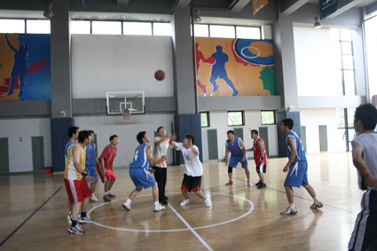 籃球聯(lián)誼賽奧吉娜大勝遼沈晚報(bào)